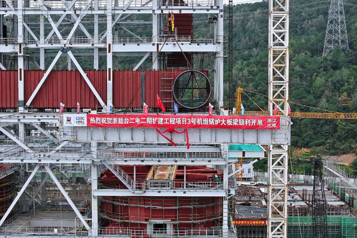 臺二電二期3號鍋爐首根大板梁吊裝就位